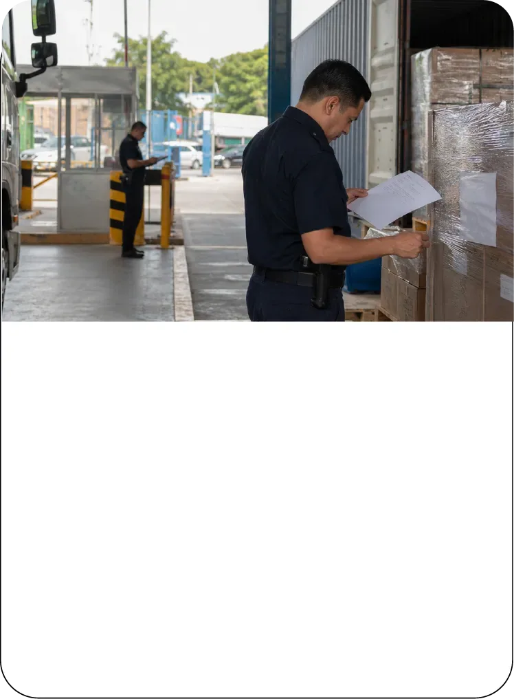 Agente revisando la documentación de una carga en un punto de inspección aduanal