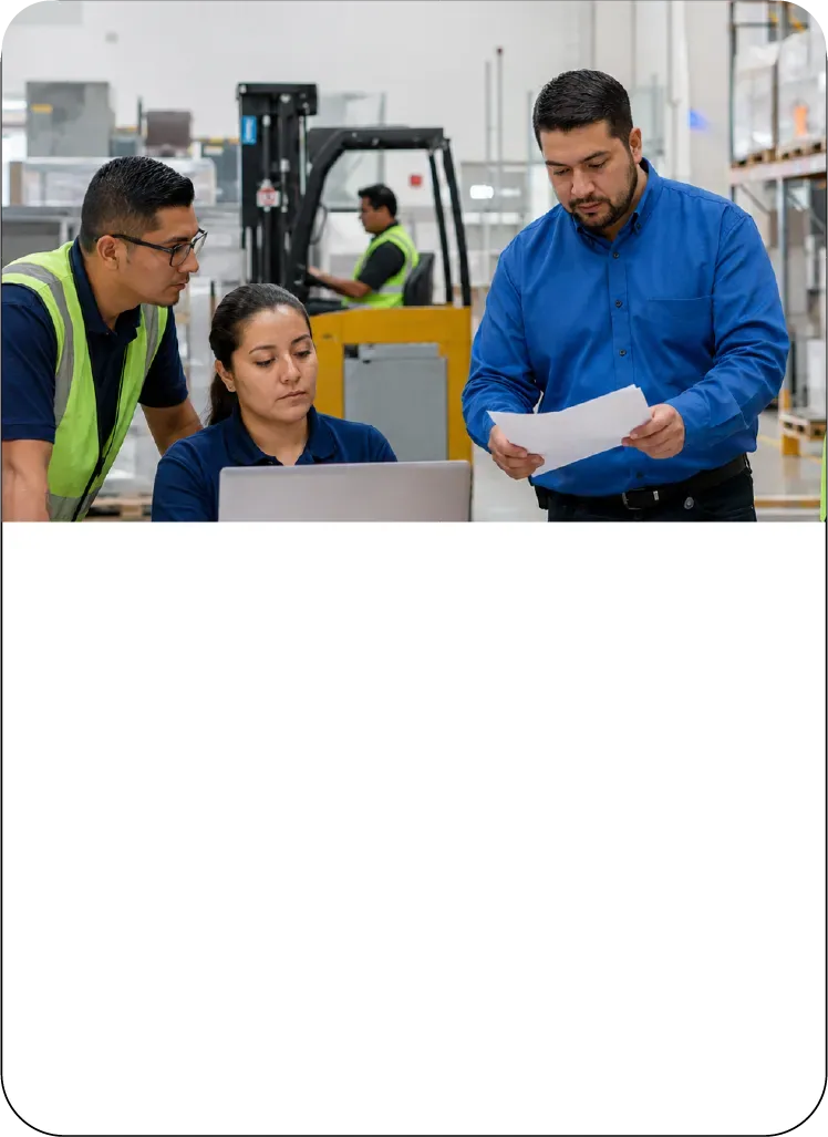 Equipo de supervisión logística revisando documentos en el almacén